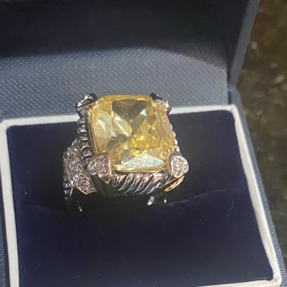 Elegant Gold and Silver Women's Ring